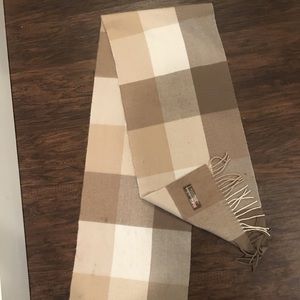 100% Cashmere Scarf with fringes on either side.